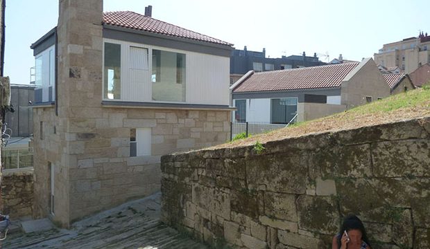 Remodelación de dous edificios para catro vivendas e local comercial Antonio de Cominges Carvallo e Rogelio Pérez Conde